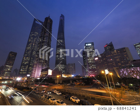 中国上海・浦東陸家嘴エリア超高層ビル群の夜景 ~ 上海タワー、ジンマオタワー、上海環球金融中心 中国上海・浦東陸家嘴エリア超高層ビル群の夜景 ~ 上海タワー、ジンマオタワー、上海環球金融中心 68841241