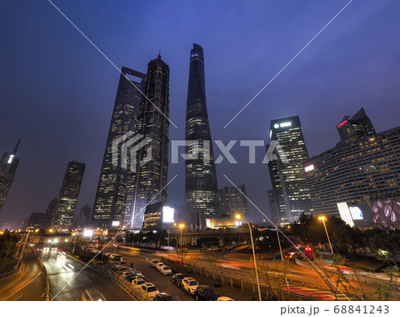 中国上海・浦東陸家嘴エリア超高層ビル群の夜景 ～ 上海タワー、ジンマオタワー、上海環球金融中心 68841243