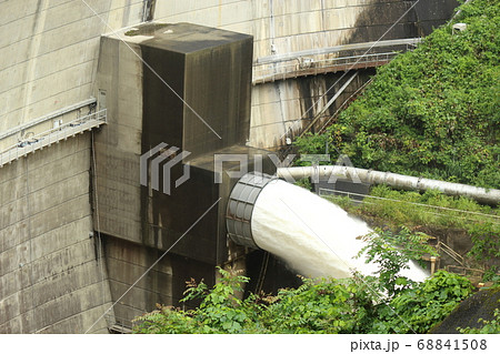 長野県　松本市の稲核ダム（ホロージェットバルブ放流中） 68841508