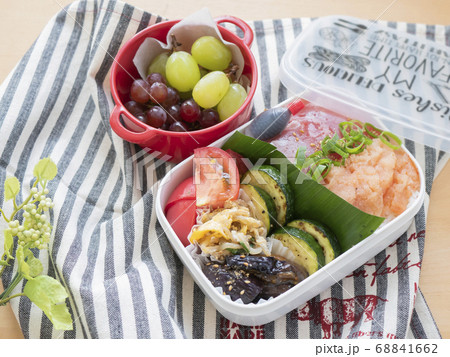 手作りのおいしいお弁当【海鮮丼】 68841662