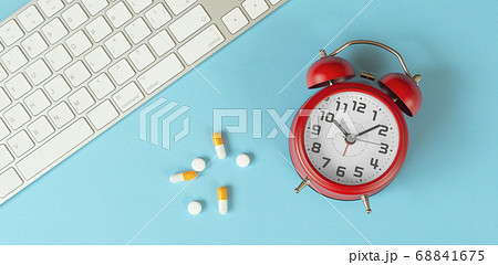 仕事中の薬と時間。症状、効能、効果の時間、飲み忘れなど	 68841675
