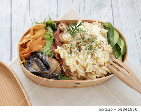 手作りのおいしい曲げわっぱのお弁当【明太子パスタ】 68841950