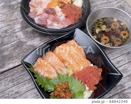 外で食べるテイクアウトのお弁当(海鮮丼) 外で食べるテイクアウトのお弁当(海鮮丼) 68842340