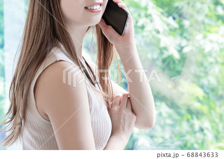 スマートフォンで通話するビジネスウーマン スマートフォンで通話するビジネスウーマン 68843633