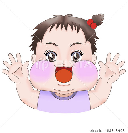 両手を広げ、笑い掛ける赤ちゃん(女の子) 68843903