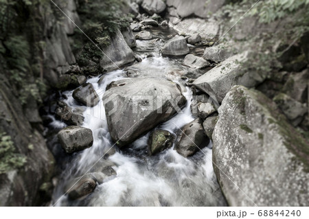 岩の間を流れる川水 68844240