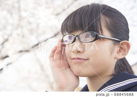 眼鏡の女子中学生 68845688
