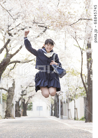 桜と女子中学生 68845745