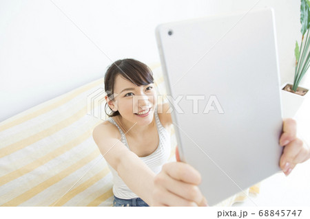 ライブ配信をする女性 ライブ配信をする女性 68845747