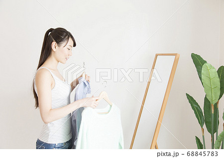 着替える女性 68845783