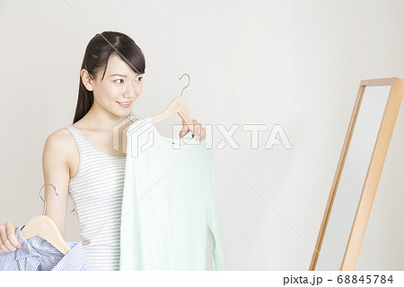 着替える女性 68845784