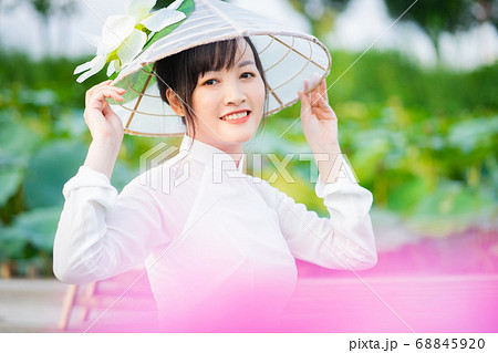 Vietnamese woman wearing ao dai 68845920
