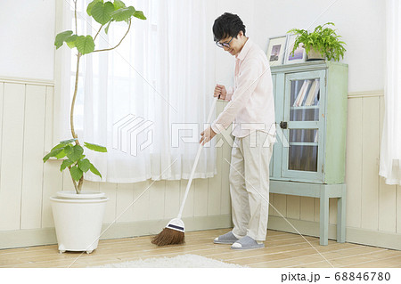 掃除する男性 掃除する男性 68846780