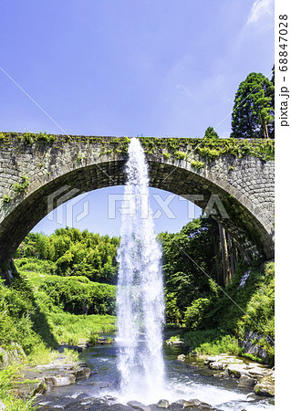 山都町のシンボルである美しい通潤橋 豪快な放水 (熊本県上益城郡) 山都町のシンボルである美しい通潤橋 豪快な放水 (熊本県上益城郡) 68847028