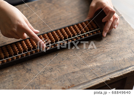 そろばんをはじく 68849640