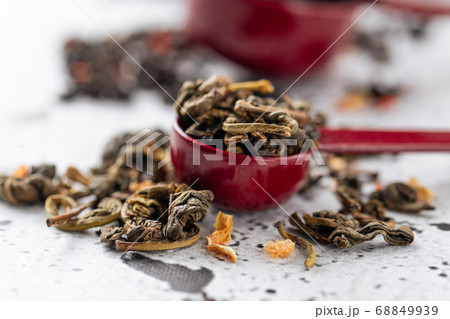 Closeup on measure spoons with leave tea 68849939