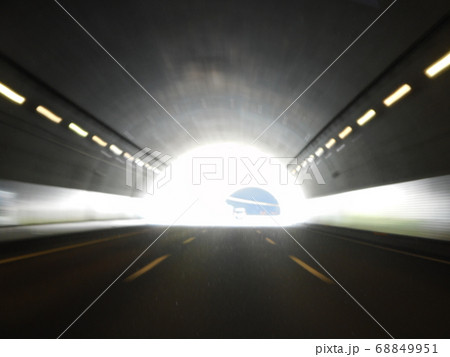 出口がまぶしい高速道路のトンネル 68849951