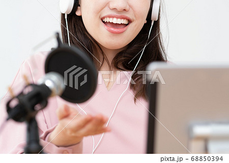 ユーチューバー YouTubeで音声配信する若い女性 ボーカルレッスン 顔なし ユーチューバー YouTubeで音声配信する若い女性 ボーカルレッスン 顔なし 68850394