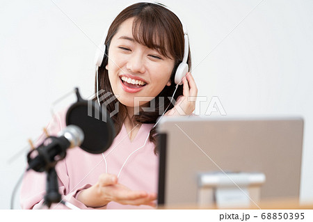 ユーチューバー YouTubeで音声配信する若い女性 ボーカルレッスン ユーチューバー YouTubeで音声配信する若い女性 ボーカルレッスン 68850395