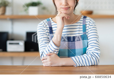 悩むエプロン姿の若い主婦 悩むエプロン姿の若い主婦 68850634