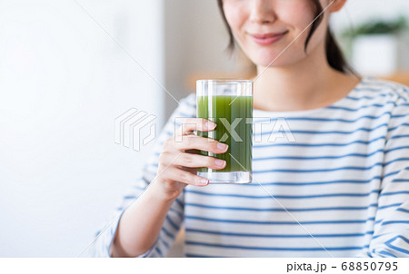 野菜ジュースを飲む若い女性 野菜ジュースを飲む若い女性 68850795