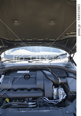 輸入車のエンジンルーム（直列6気筒 クリーニング済み） 68850965