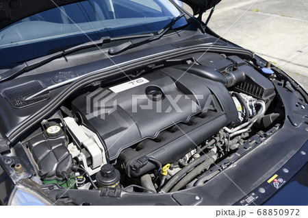 輸入車のエンジンルーム（直列6気筒 クリーニング済み） 68850972
