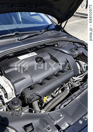 輸入車のエンジンルーム（直列6気筒 クリーニング済み） 68850975