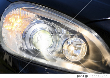 ロービーム、ハイビームとウインカーを点灯したヘッドライト（研磨後） 68850982