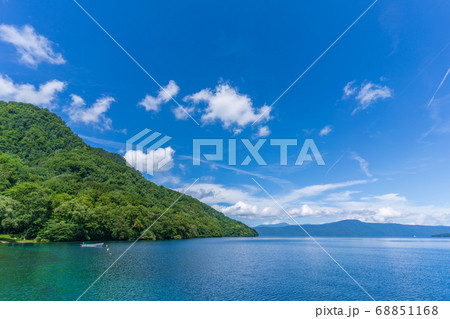 夏の十和田湖と青空　青森県十和田市 68851168