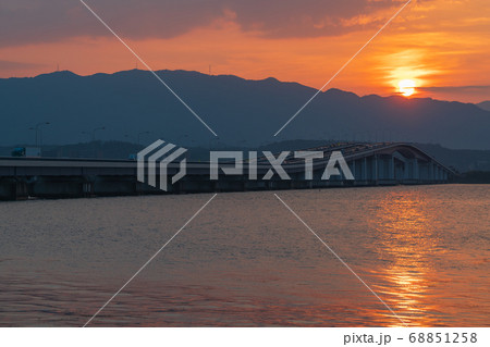 滋賀県琵琶湖に架かる琵琶湖大橋を撮影 68851258