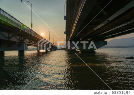 滋賀県琵琶湖に架かる琵琶湖大橋を撮影 68851294