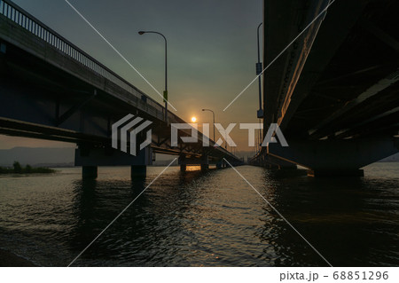 滋賀県琵琶湖に架かる琵琶湖大橋を撮影 滋賀県琵琶湖に架かる琵琶湖大橋を撮影 68851296