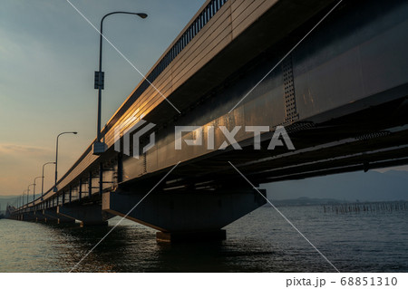 滋賀県琵琶湖に架かる琵琶湖大橋を撮影 68851310