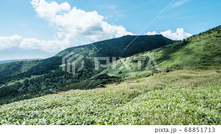 毛無峠の風景(毛無峠から土鍋山を望む) 毛無峠の風景(毛無峠から土鍋山を望む) 68851713