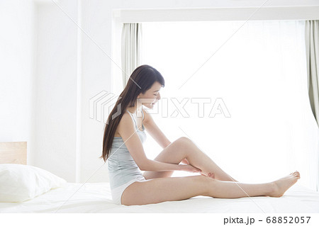 ベッドで寛ぐ女性の写真素材 [68852057] - PIXTA