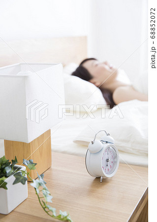 ベッドで眠る女性 68852072