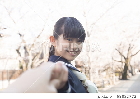 笑顔で振り向く女子中学生 68852772
