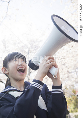 拡声器で応援する女子中学生 拡声器で応援する女子中学生 68852802