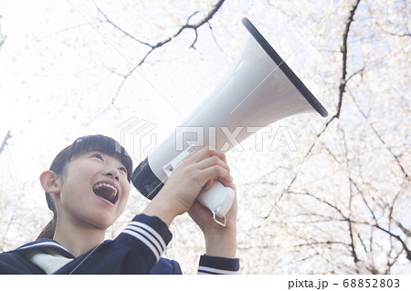 拡声器で応援する女子中学生 拡声器で応援する女子中学生 68852803