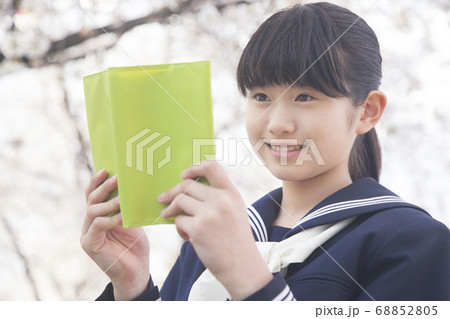 読書をする女子中学生 68852805