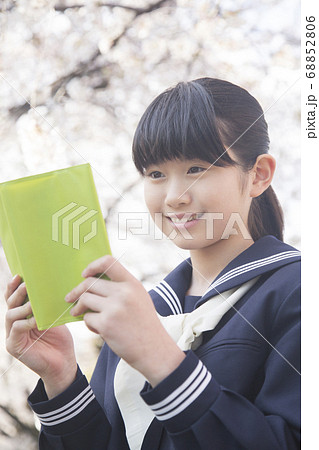 読書をする女子中学生 68852806