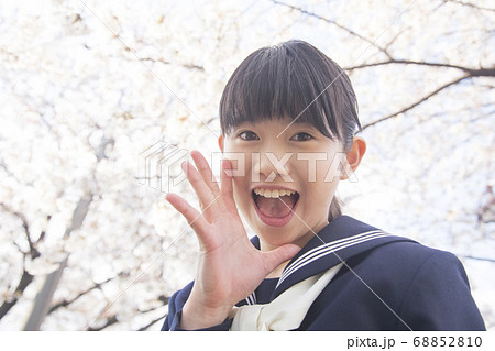 応援する女子中学生 68852810