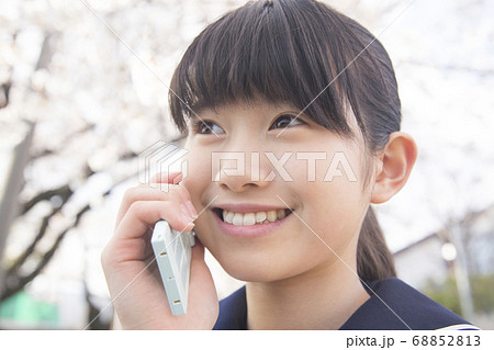 電話をする女子中学生の写真素材 [68852813] - PIXTA