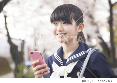 スマホを見る女子中学生 68852831