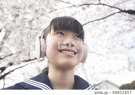 ヘッドフォンで音楽を聞く女子中学生 68852857
