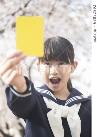 イエローカードを持つ女子中学生 イエローカードを持つ女子中学生 68852892