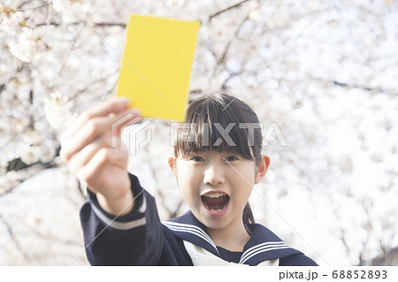 イエローカードを持つ女子中学生 イエローカードを持つ女子中学生 68852893