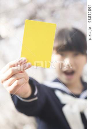 イエローカードを持つ女子中学生 68852894