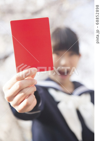レッドカードを持つ女子中学生 レッドカードを持つ女子中学生 68852898